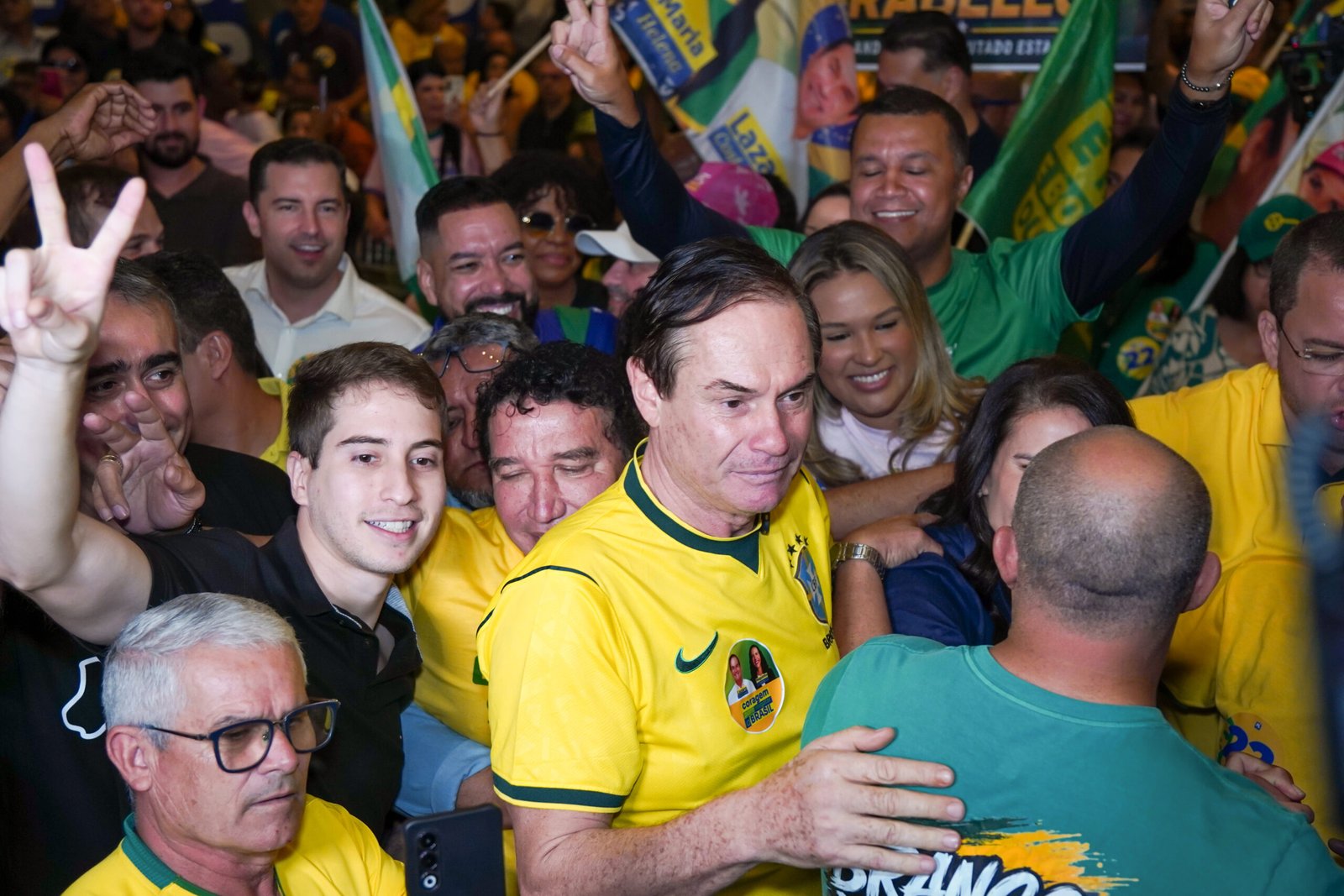 Lázaro Costalonga com apoiadores